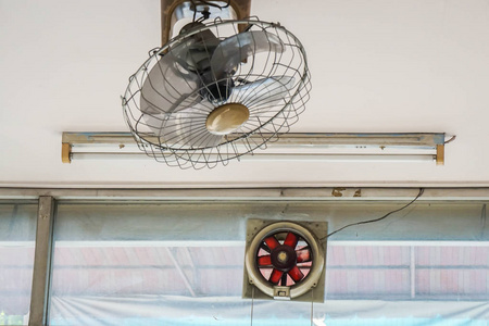 老式老式时尚吊扇与荧光灯泡在家里照片