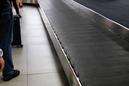 机场航站楼行李输送带。旅行和运输概念