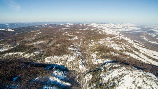 在冬天的俄罗斯乌拉尔山脉。鸟瞰图湖，白无限