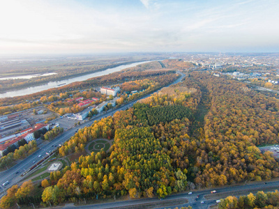 在城市的秋天。在道路 森林 河全景鸟瞰图