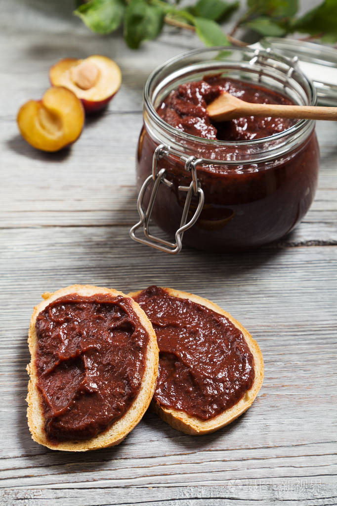 木板上自制的李子果酱