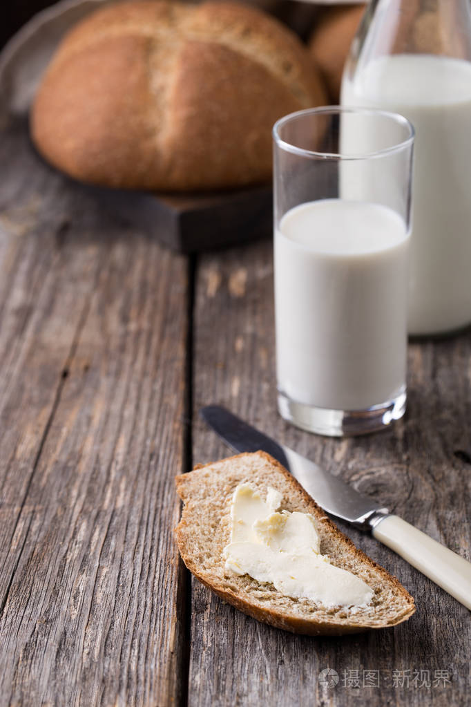 用全麦面包牛奶黄油质朴早餐
