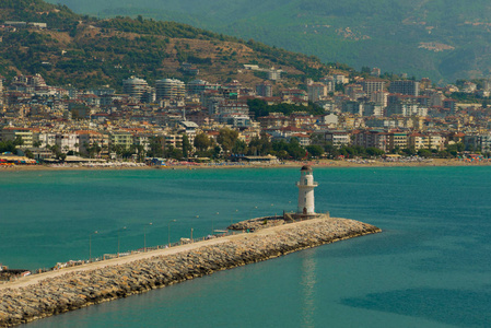 在阿拉尼亚港口的领土上的白色灯塔。土耳其