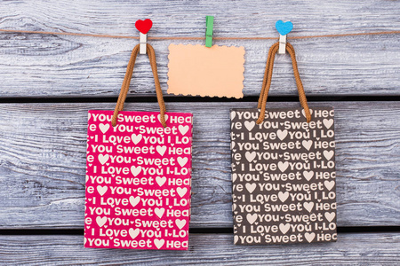 两个纸袋与情人节假期设计图片