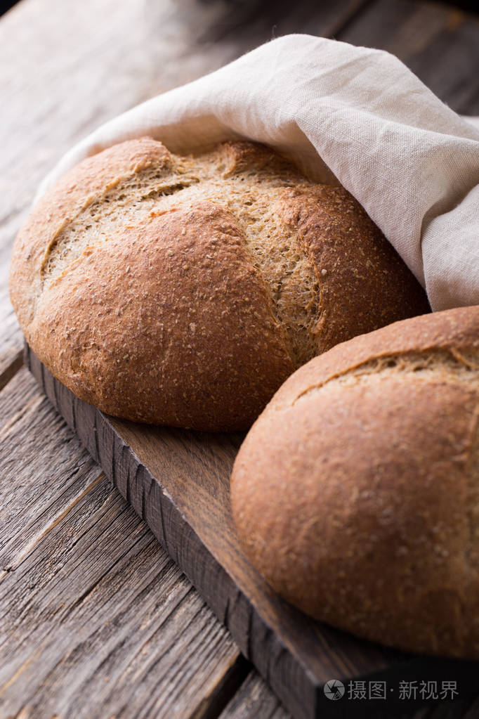 全麦面包木制背景上关闭
