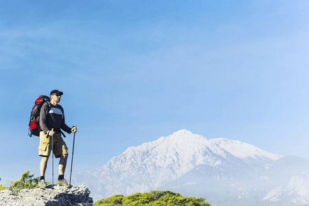 男子旅游走，背包里山