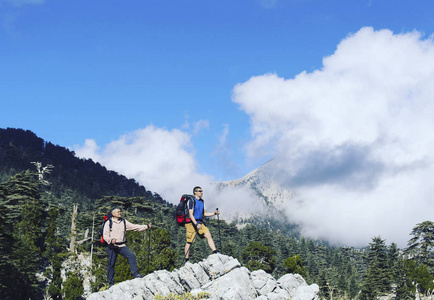 男子旅游走，背包里山