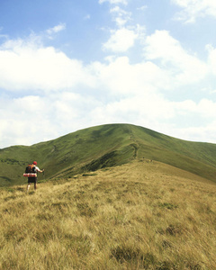 男子旅游走，背包里山