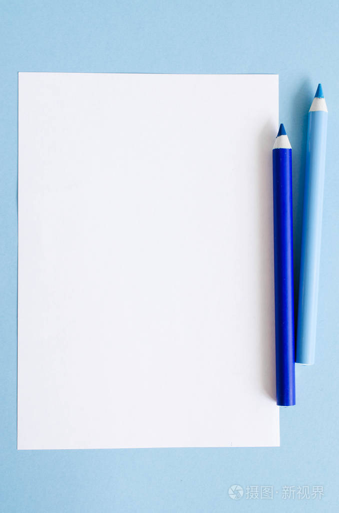 白纸和两支蓝色铅笔.模拟复制空间.从上面看, 教育理念