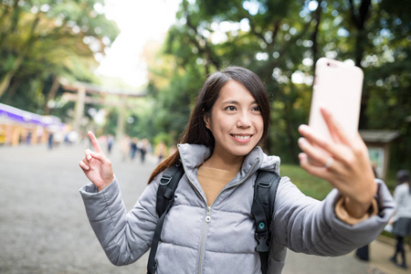 女人采取自拍照手机