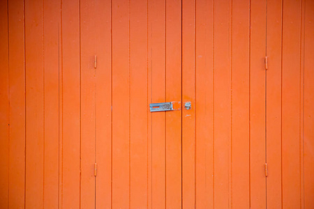 有开锁的木制橙色墙