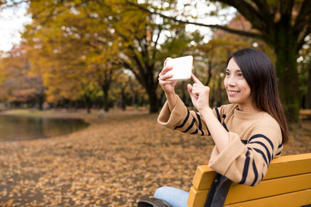 女人在室外公园拍照