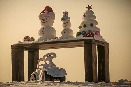 雪雕木桌上白色的天空上