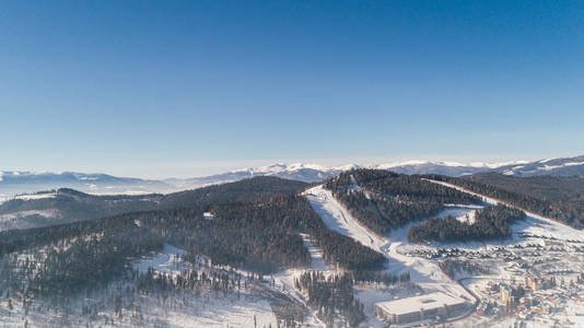 鸟瞰山脉。喀尔巴阡山脉.布克维.村。冬天。雪。森林。树