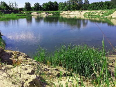 废弃池塘的照片废弃的小池塘对蓝天1照片