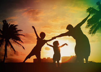 大人小孩剪影图片