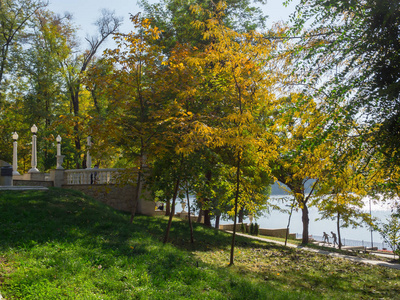 摩尔多瓦, 基希纳乌。秋天公园与湖