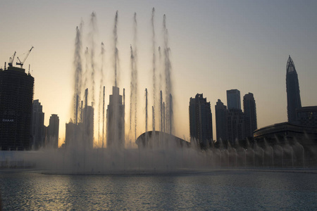 日落时迪拜购物中心喷泉