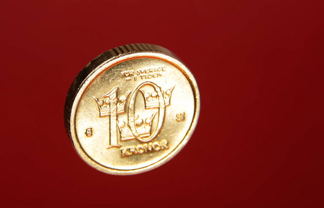瑞典10克朗金币在红色背景照片