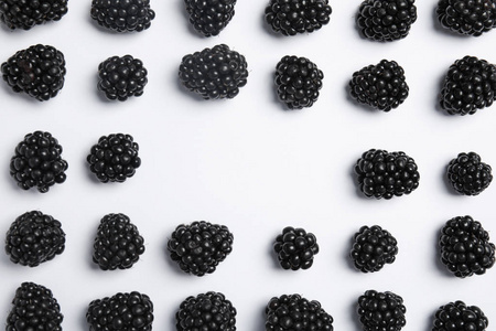 白色背景上成熟黑莓的平躺组合物