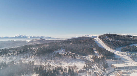鸟瞰山脉。喀尔巴阡山脉.布克维.村。冬天。雪。森林。树