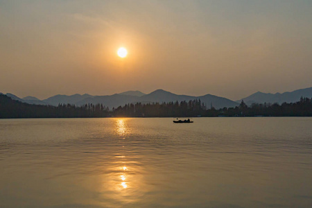 中国杭州夕阳下的西湖游船