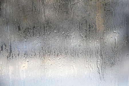结霜玻璃上的冷冻滴的纹理。冬季纹理背景
