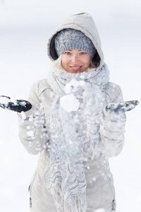 在冬天玩雪的女孩