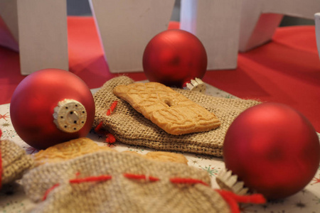 杏仁饼干和圣诞装饰