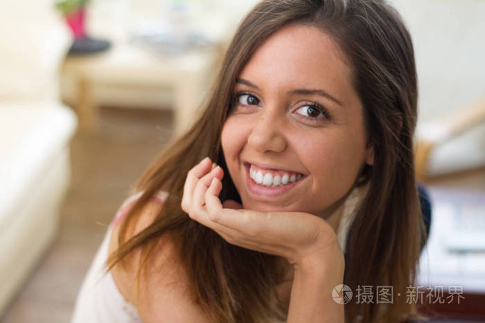 完美的微笑自信,快乐,快乐的年轻黑发女子, 在家里的客厅里被赋予了