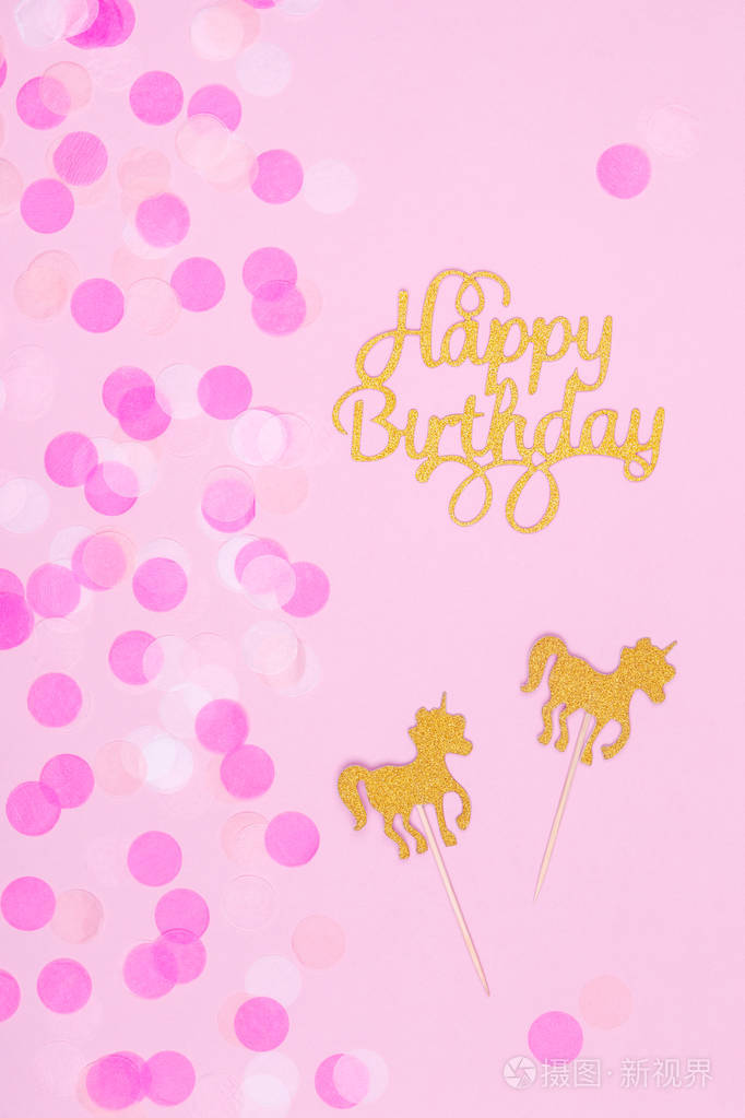 创意粉彩梦幻假日贺卡与蛋糕, 快乐的生日刻字和独角兽.