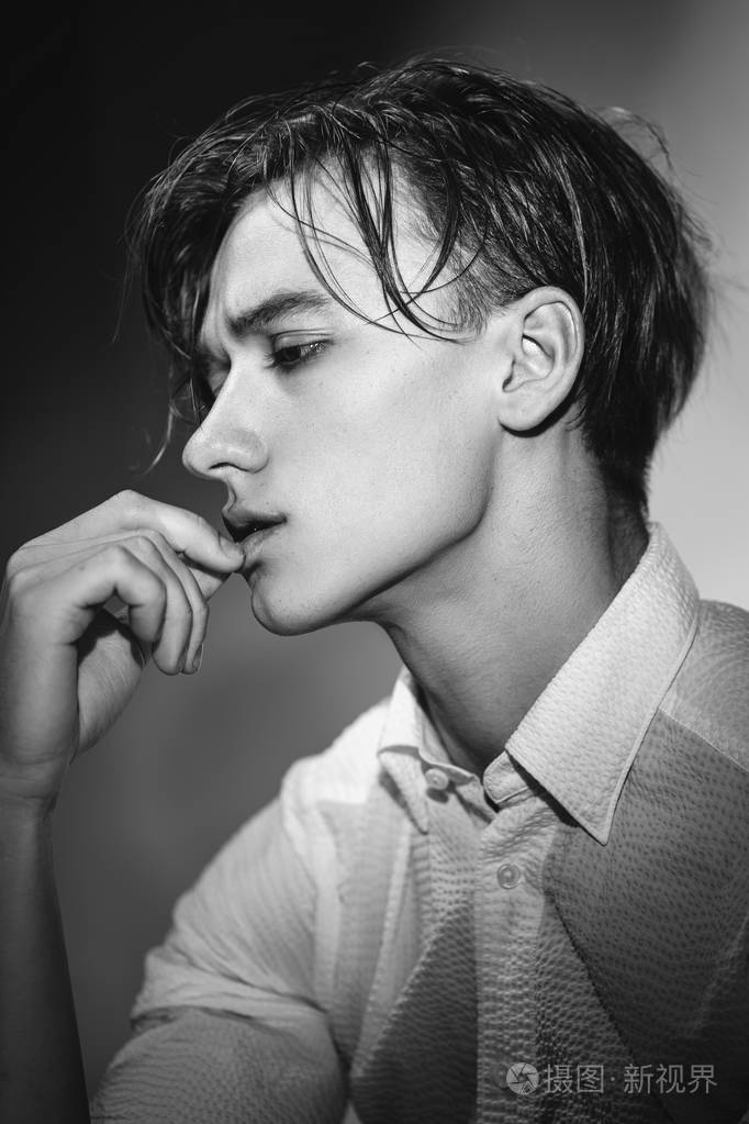 性感帅哥的肖像