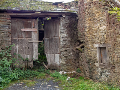 人们曾经住在这个废弃的房子里西班牙加利西亚的平丁