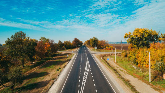 在乌克兰的新道路鸟瞰图。秋天。道路标记