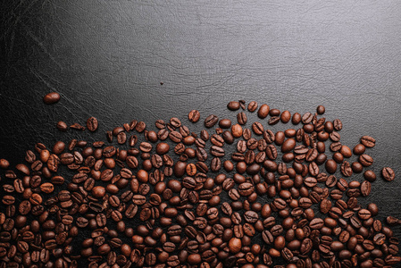 棕色咖啡豆, 咖啡背景和皮革表面