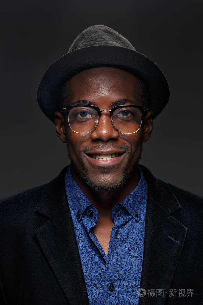 黑人男子快乐表达