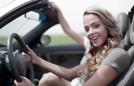 驾驶敞篷车的现代年轻女子图片