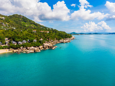 美丽的热带海滩和海的鸟瞰与棕榈树和其他树木在苏梅岛岛旅游和度假