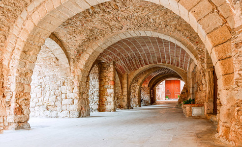 在老城的 Pertallada，加泰罗尼亚，西班牙中世纪拱的街