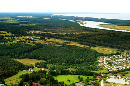 拉脱维亚靠近里加和里加海湾的乡村鸟瞰图