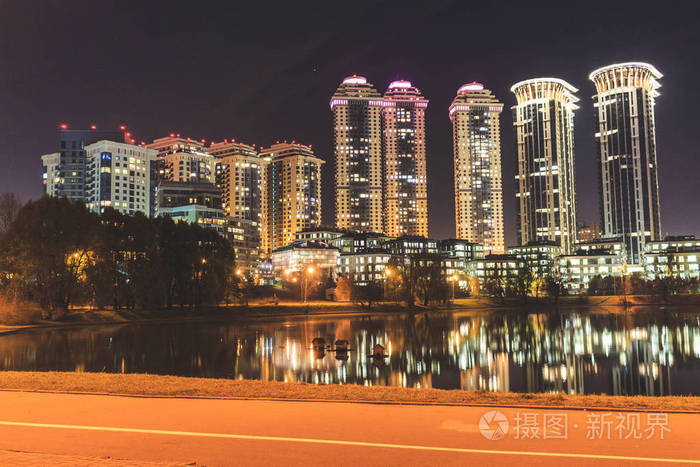 带有夜间照明的住宅综合体的高层房屋。昂贵的住房