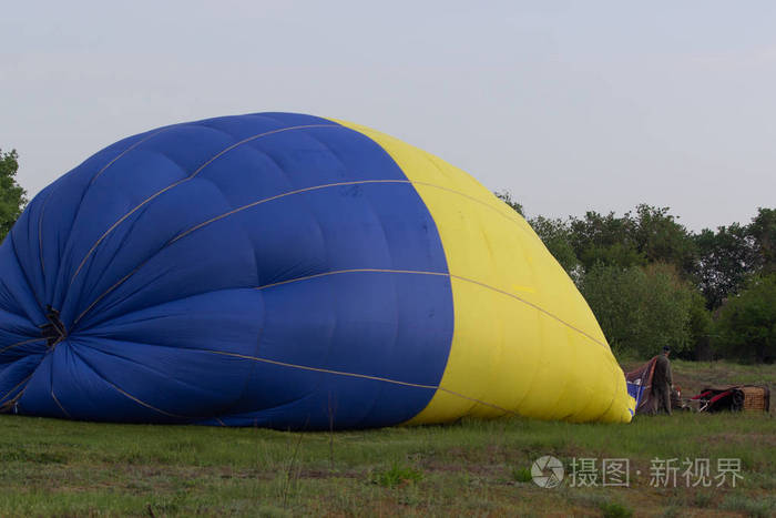 五颜六色的热气球在天空飞翔。旅行和航空运输概念