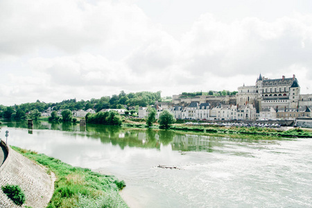 从桥址到卢瓦尔河上的安博伊塞斯城堡