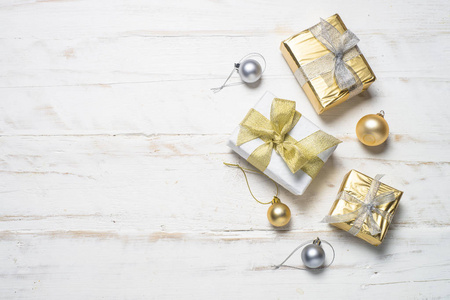 金银圣诞礼物盒和装饰在白色