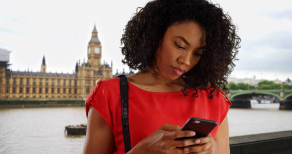 在伦敦度假的黑人女游客短信查看大本钟