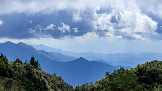 泰国北部 chaing mai 的 doi inthanon 的雾蒙蒙山脉