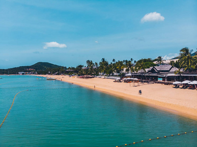 美丽的热带海滩和海的鸟瞰在海岛为旅行和假期的树