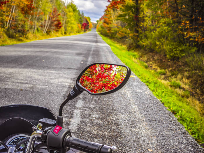 我的摩托车的镜子映衬着美丽的红叶 树木已经变色了 图为17年10月5日在加拿大魁北克乌尔弗顿拍摄照片 正版商用图片0tm7on 摄图新视界