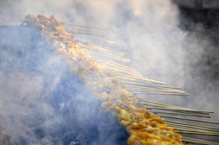 马来西亚著名的传统食品叫 sate。肉或鸡肉腌制混合香料和烧烤使用热木炭