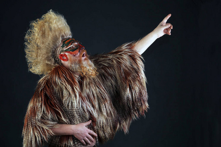 特写肖像的一个有魅力的成年男子胡子和高莫霍克人在工作室的黑暗背景